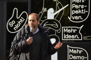 Prof. Dr. Uwe Volkmann bei seinem Beitrag in der Speaker's Corner vor dem Streitbus.