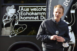 Dr. Stefan Kroll bei seinem Beitrag in der Speaker's Corner vor dem Streitbus.