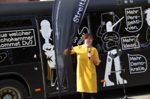 Prof. Dr. Nicole Deitelhoff bei ihrem Redebeitrag vor dem Streitbus.