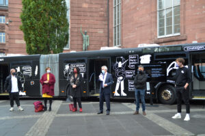 Foto von der Auftaktveranstaltung Demokratie Wagen. Von rechts nach links sind folgende Personen vor dem Bus, der vor der Frankfurter Paulskirche steht, aufgestellt: Dr. Felix Kosok, Nicole Deitelhoff, Sylvia Weber, OB Peter Feldmann, Dr. Meron Mendel und Yannik Roscher.