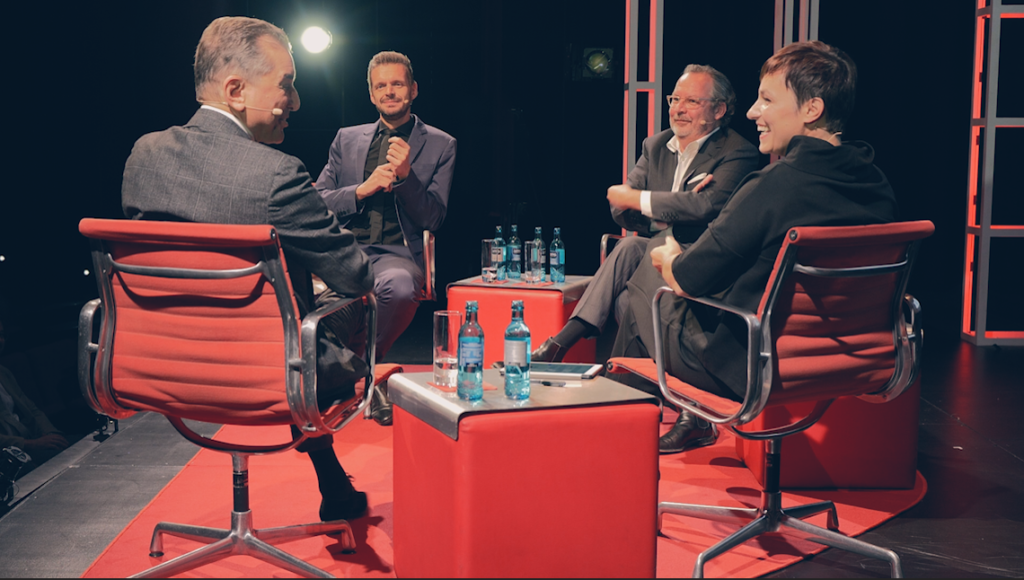 Foto der Veranstaltung "Streitclub" am 4. Oktober 2021. Auf dem Podium von rechts nach links: Michel Friedman, Florian Schröder, Christian Schertz und Nicole Deitelhoff.