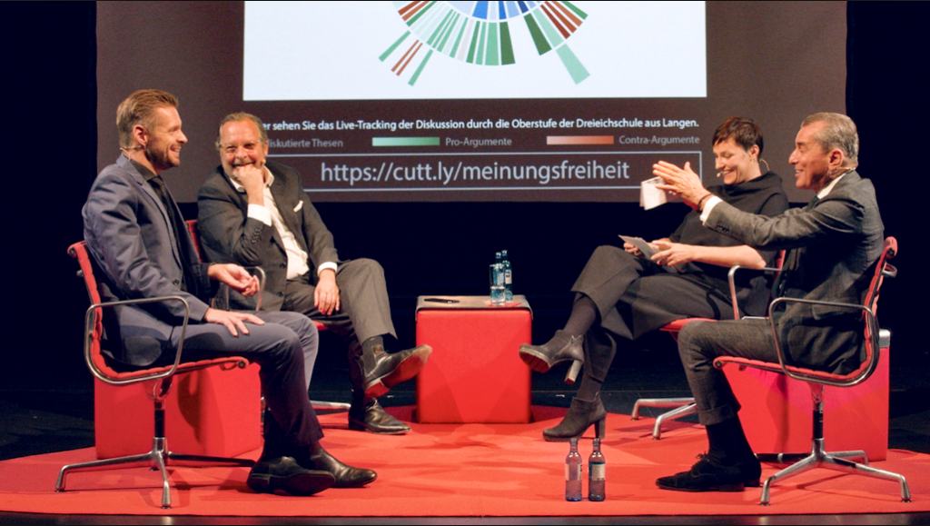 Foto der Veranstaltung "Streitclub" am 4. Oktober 2021. Auf dem Podium von rechts nach links: Florian Schröder, Christian Schertz, Nicole Deitelhoff und Michel Friedman.