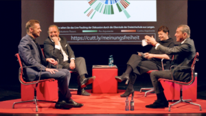 Foto der Veranstaltung "Streitclub" am 4. Oktober 2021. Auf dem Podium von rechts nach links: Florian Schröder, Christian Schertz, Nicole Deitelhoff und Michel Friedman.