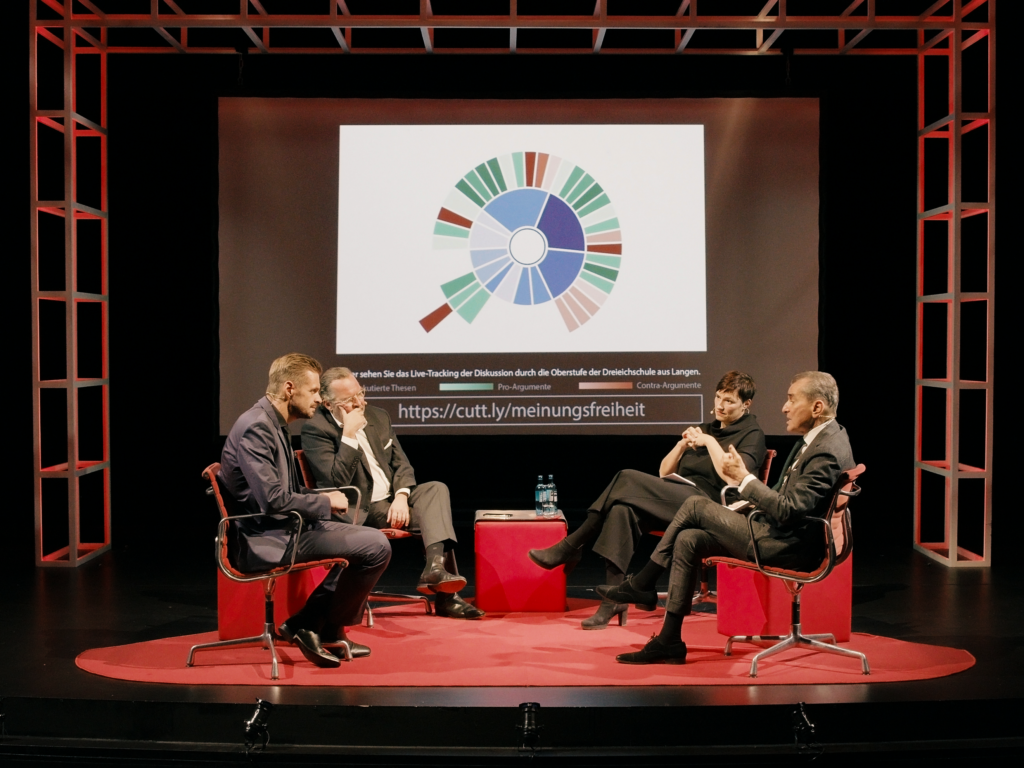 Foto der Veranstaltung "Streitclub" am 4. Oktober 2021. Auf dem Podium von rechts nach links: Florian Schröder, Christian Schertz, Nicole Deitelhoff und Michel Friedman.