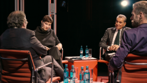 Foto der Veranstaltung "Streitclub" am 4. Oktober 2021. Auf dem Podium von rechts nach links: Christian Schertz, Nicole Deitelhoff, Michel Friedman und Florian Schröder.