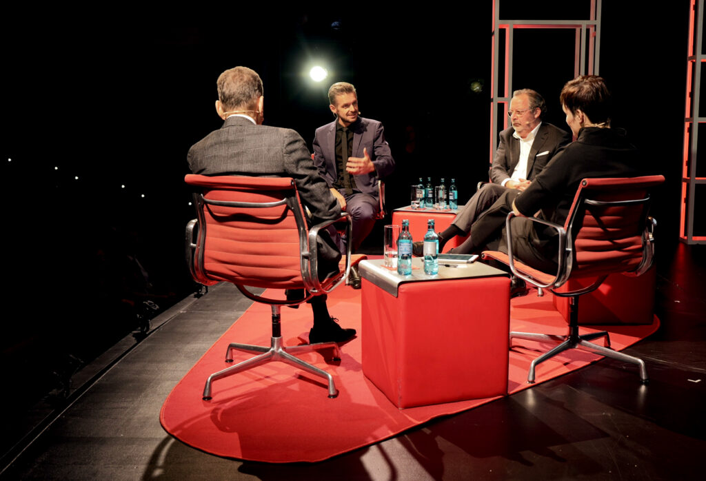 Foto der Veranstaltung "Streitclub" am 4. Oktober 2021. Auf dem Podium von rechts nach links: Michel Friedman, Florian Schröder, Christian Schertz und Nicole Deitelhoff.